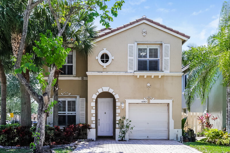 2,460/Mo, 4287 Lake Lucerne Cir West Palm Beach, FL 33409 External View