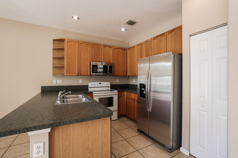 2,460/Mo, 4287 Lake Lucerne Cir West Palm Beach, FL 33409 Kitchen View