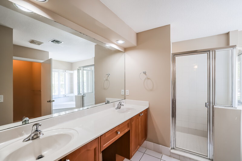2,460/Mo, 4287 Lake Lucerne Cir West Palm Beach, FL 33409 Main Bathroom View