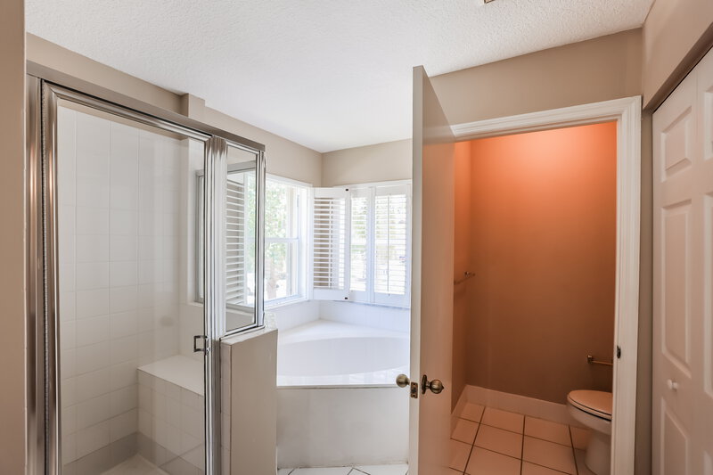 2,460/Mo, 4287 Lake Lucerne Cir West Palm Beach, FL 33409 Main Bathroom View 2