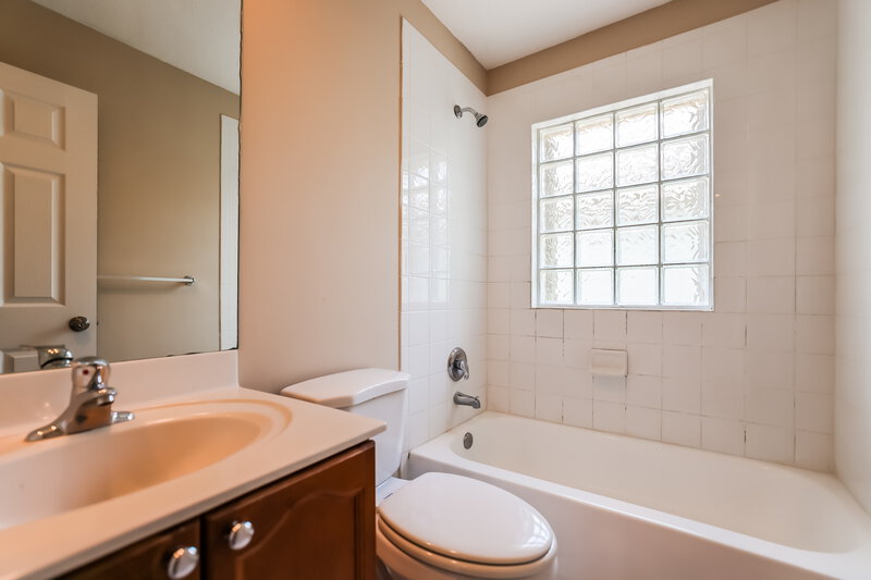 2,460/Mo, 4287 Lake Lucerne Cir West Palm Beach, FL 33409 Bathroom View