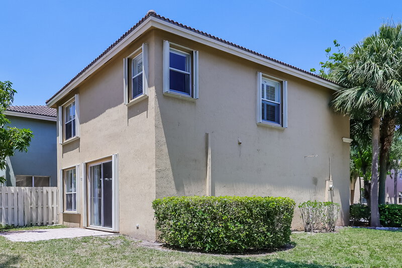 2,460/Mo, 4287 Lake Lucerne Cir West Palm Beach, FL 33409 Rear View