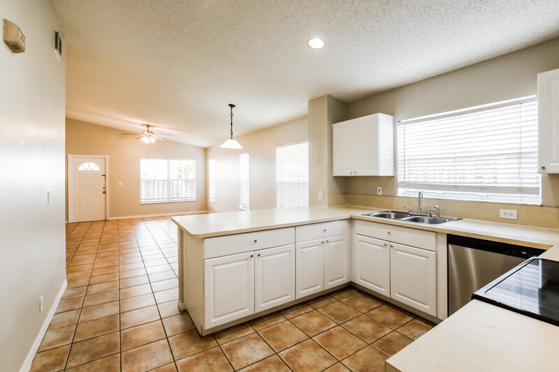 3,340/Mo, 20871 NW 18th St Pembroke Pines, FL 33029 Kitchen View