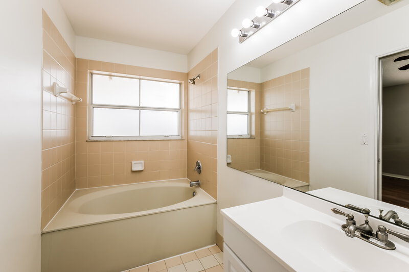 3,340/Mo, 20871 NW 18th St Pembroke Pines, FL 33029 Main Bathroom View
