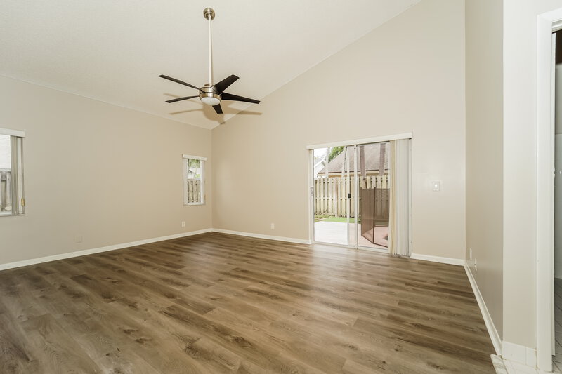 3,560/Mo, 6642 NW 42nd Ave Coconut Creek, FL 33073 Main Bedroom View