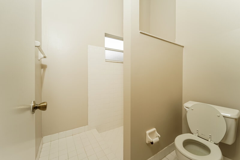 3,560/Mo, 6642 NW 42nd Ave Coconut Creek, FL 33073 Main Bathroom View