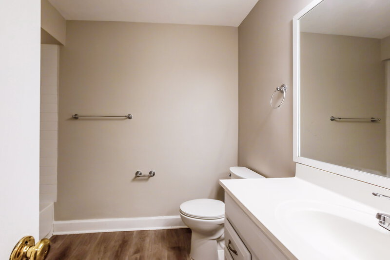 4,200/Mo, 5525 SW 118th Ave Cooper City, FL 33330 Main Bathroom View