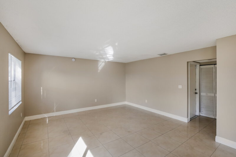 3,275/Mo, 4451 NW 61st Pl Coconut Creek, FL 33073 Family Room View