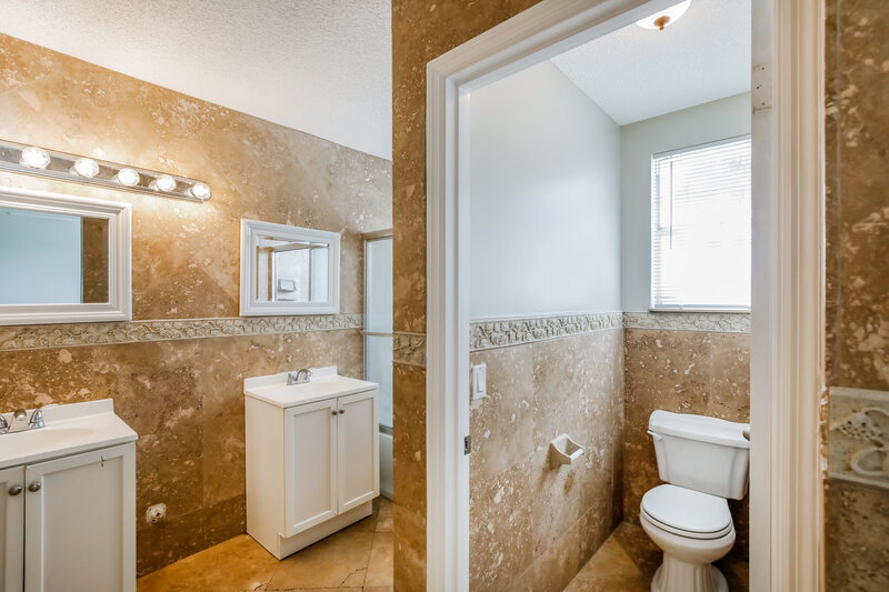 3,275/Mo, 4451 NW 61st Pl Coconut Creek, FL 33073 Main Bathroom View