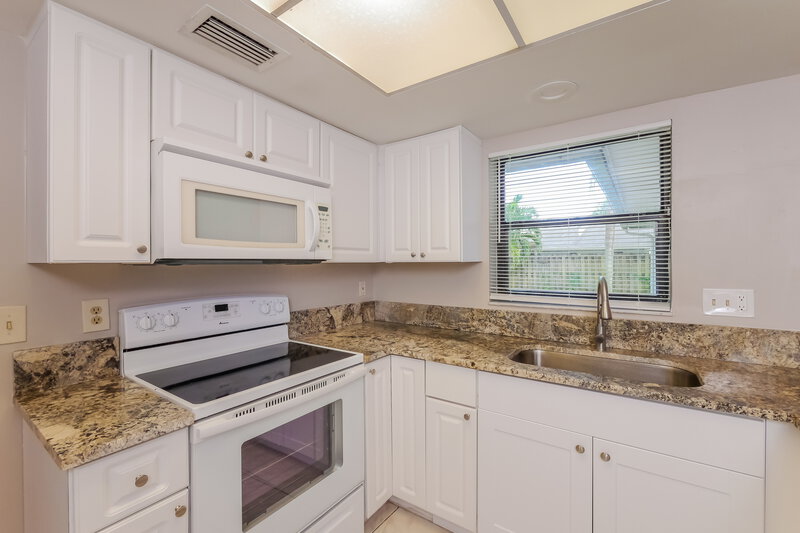 4,480/Mo, 740 NW 41st Way Deerfield Beach, FL 33442 Kitchen View