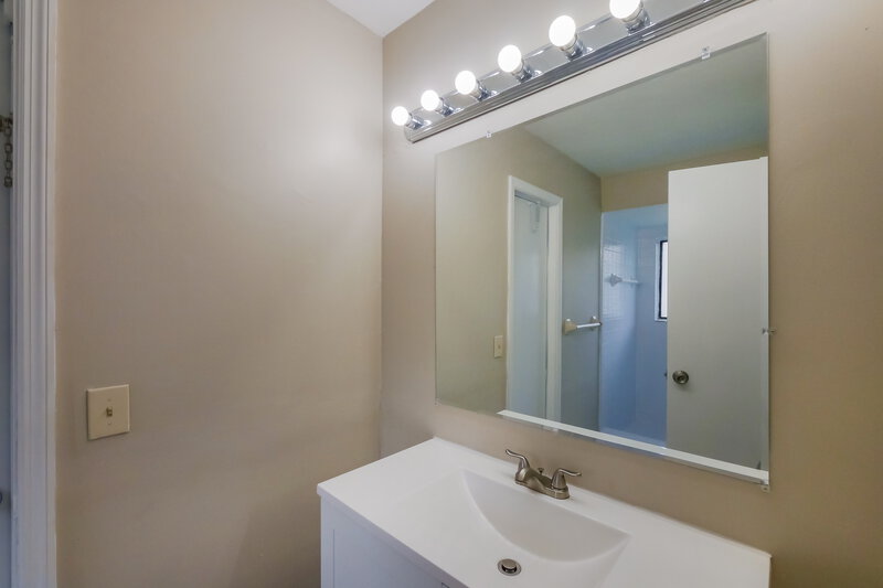 4,480/Mo, 740 NW 41st Way Deerfield Beach, FL 33442 Main Bathroom View