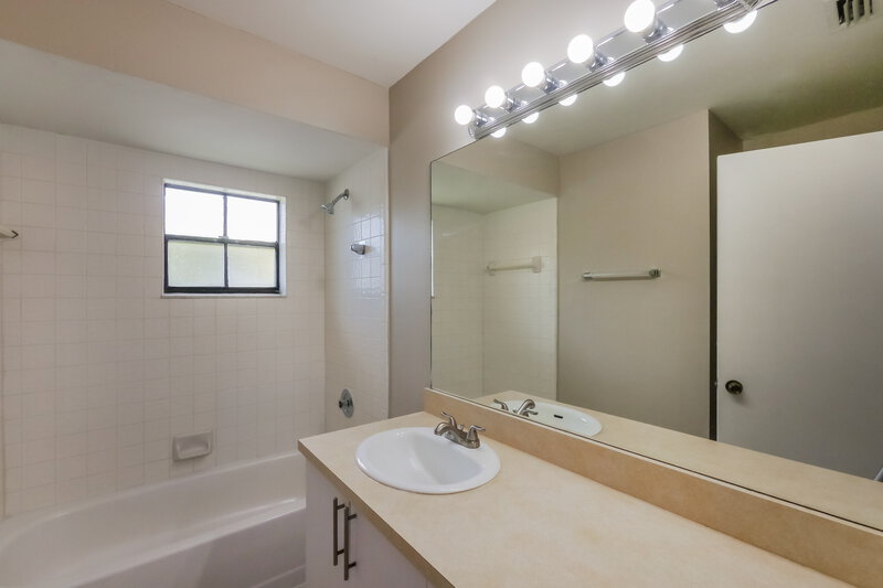 4,480/Mo, 740 NW 41st Way Deerfield Beach, FL 33442 Bathroom View