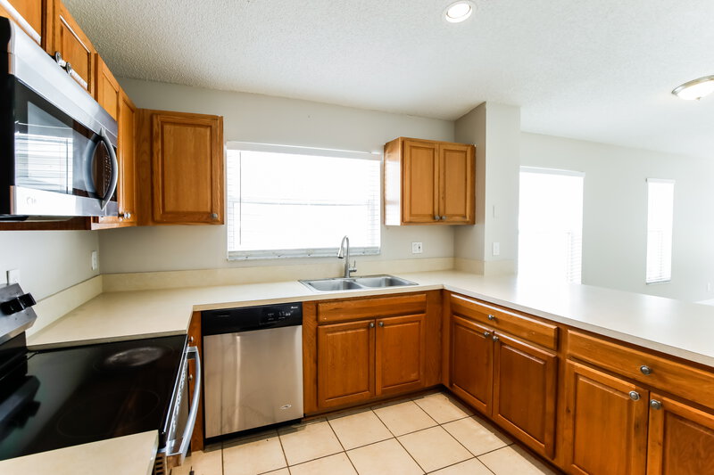 2,885/Mo, 1453 NW 208th Ter Pembroke Pines, FL 33029 Kitchen View