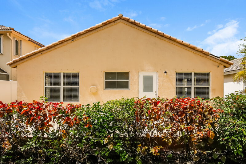 2,885/Mo, 1453 NW 208th Ter Pembroke Pines, FL 33029 Rear View