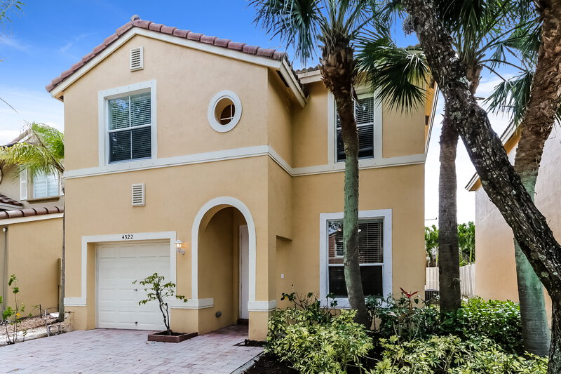 2,590/Mo, 4322 Lake Tahoe Cir West Palm Beach, FL 33409 Front View 2