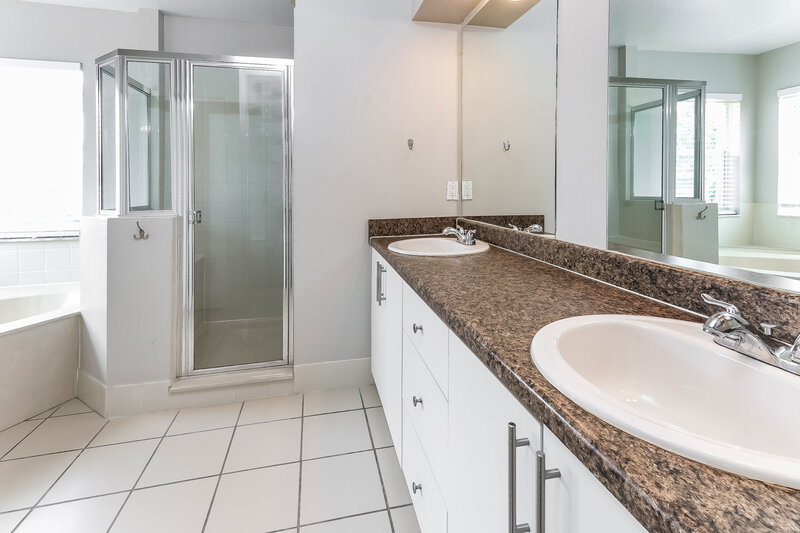 2,590/Mo, 4322 Lake Tahoe Cir West Palm Beach, FL 33409 Main Bathroom View