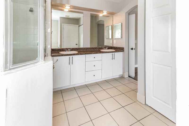 2,590/Mo, 4322 Lake Tahoe Cir West Palm Beach, FL 33409 Main Bathroom View 2