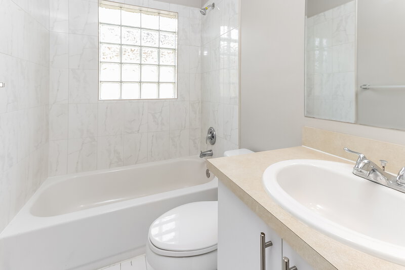2,590/Mo, 4322 Lake Tahoe Cir West Palm Beach, FL 33409 Bathroom View