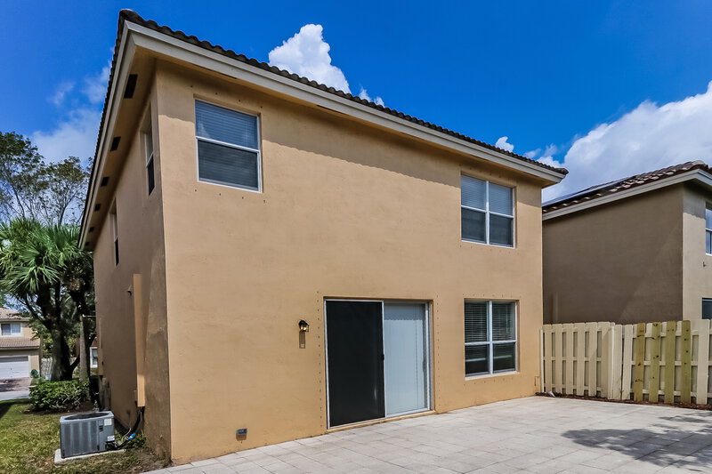 2,590/Mo, 4322 Lake Tahoe Cir West Palm Beach, FL 33409 Rear View 2