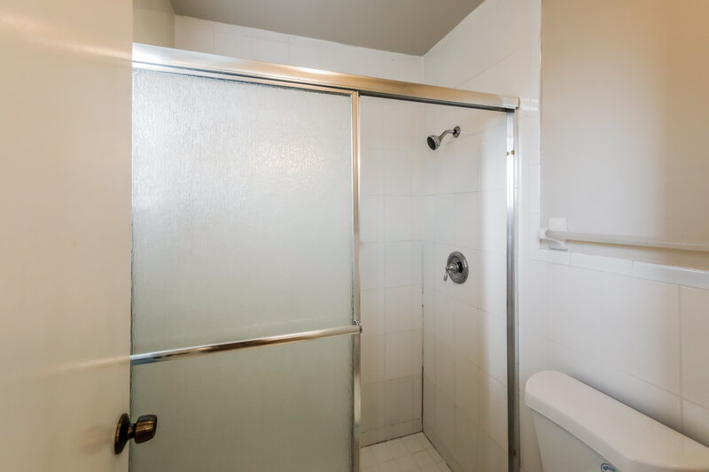 3,235/Mo, 333 W Riverbend Dr Sunrise, FL 33326 Main Bathroom View 2