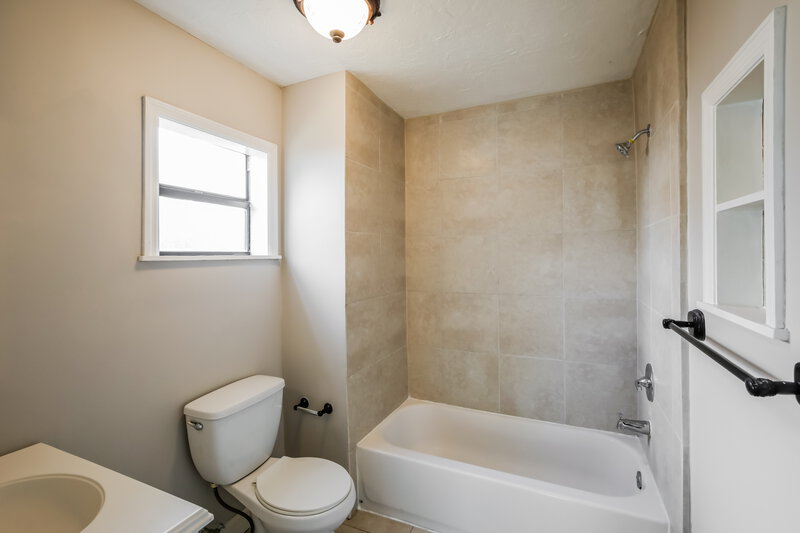 3,020/Mo, 109 Granada St Royal Palm Beach, FL 33411 Main Bathroom View