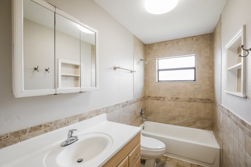 3,020/Mo, 109 Granada St Royal Palm Beach, FL 33411 Bathroom View