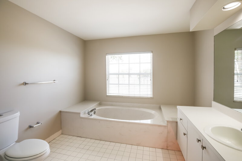 3,890/Mo, 18164 Blue Lake Way Boca Raton, FL 33498 Main Bathroom View 2