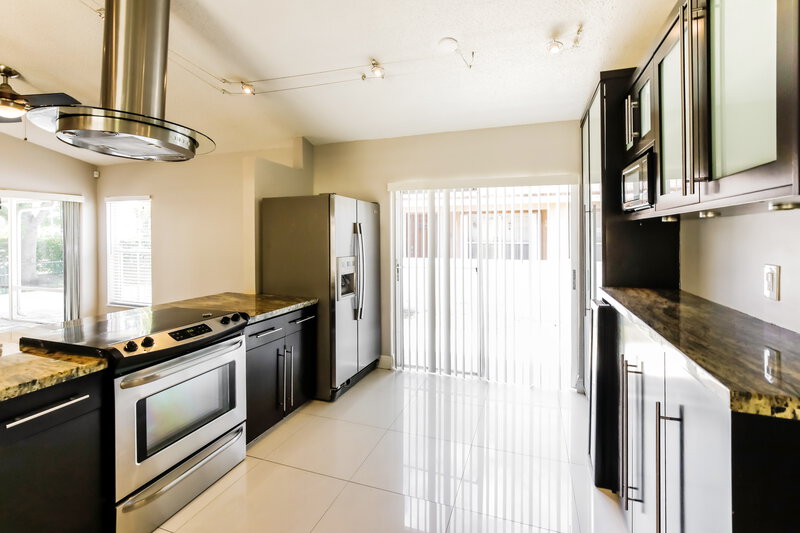 3,495/Mo, 210 NW 207th Way Pembroke Pines, FL 33029 Kitchen View