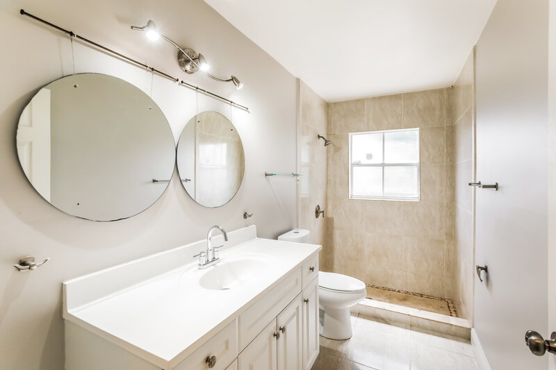 3,495/Mo, 210 NW 207th Way Pembroke Pines, FL 33029 Main Bathroom View