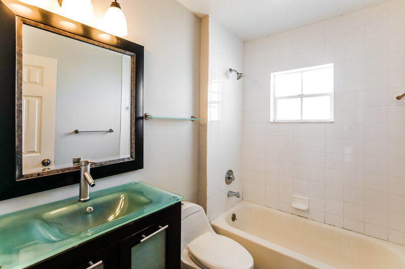 3,495/Mo, 210 NW 207th Way Pembroke Pines, FL 33029 Bathroom View