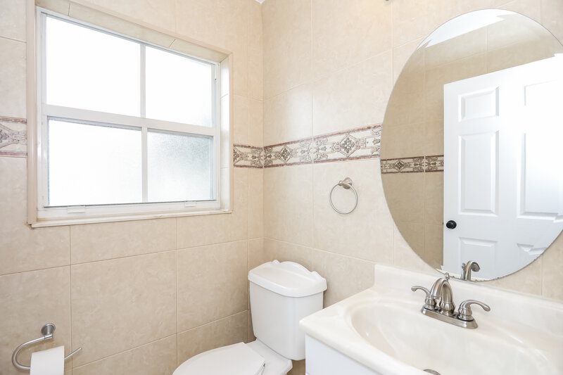 3,345/Mo, 6252 Seminole Ter Margate, FL 33063 Bathroom View 2