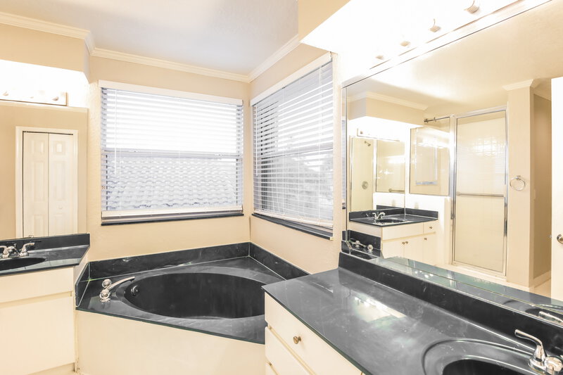 3,355/Mo, 7354 Michigan Isle Rd Lake Worth, FL 33467 Main Bathroom View