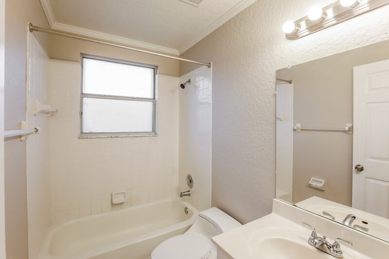 3,355/Mo, 7354 Michigan Isle Rd Lake Worth, FL 33467 Bathroom View