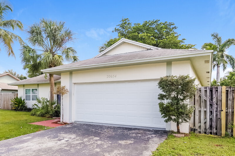 3,005/Mo, 20654 Carousel Cir W Boca Raton, FL 33434 Front View
