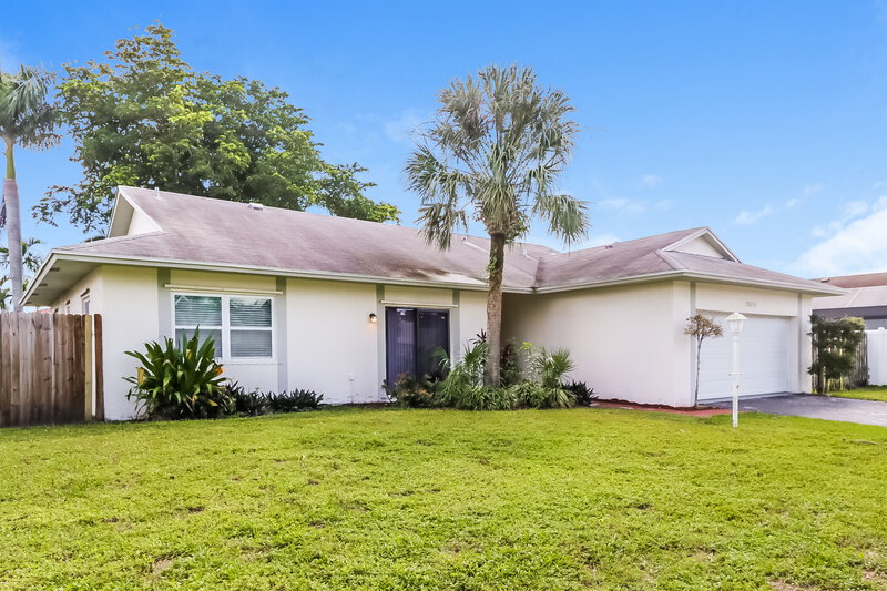 3,005/Mo, 20654 Carousel Cir W Boca Raton, FL 33434 Front View 2