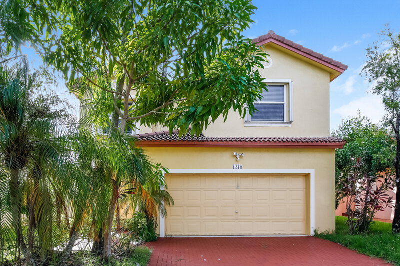 3,950/Mo, 1230 NW 192nd Ter Pembroke Pines, FL 33029 External View