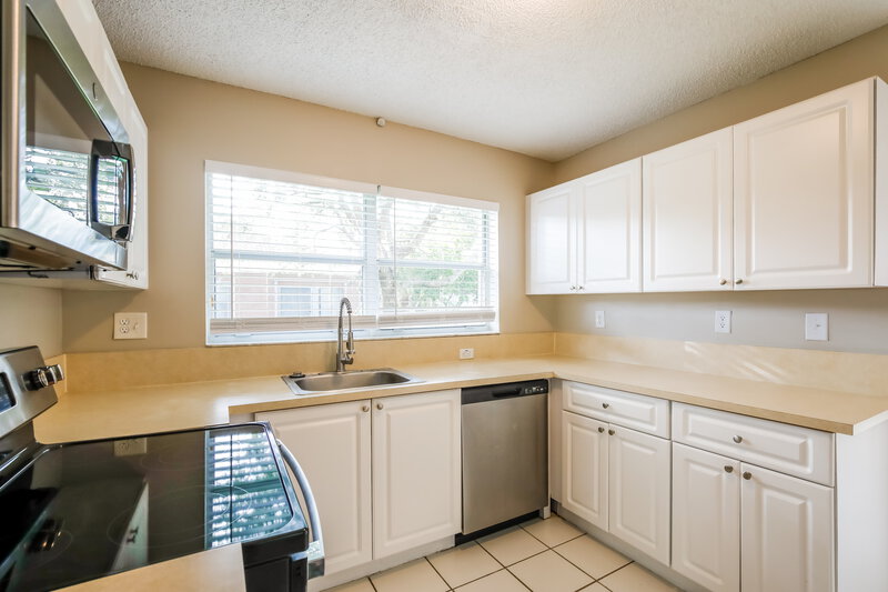 3,950/Mo, 1230 NW 192nd Ter Pembroke Pines, FL 33029 Kitchen View