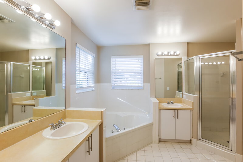 3,950/Mo, 1230 NW 192nd Ter Pembroke Pines, FL 33029 Main Bathroom View