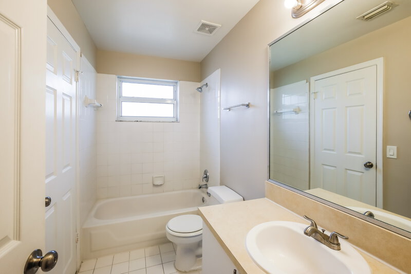 3,950/Mo, 1230 NW 192nd Ter Pembroke Pines, FL 33029 Bathroom View