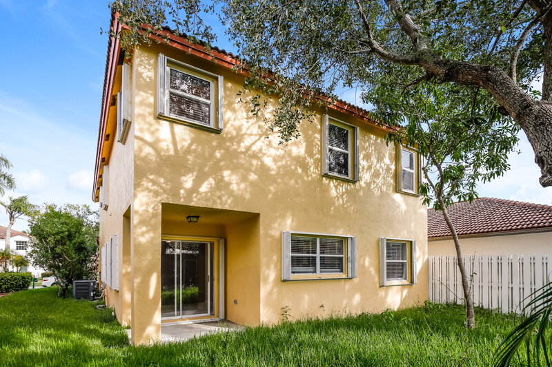 3,950/Mo, 1230 NW 192nd Ter Pembroke Pines, FL 33029 Rear View