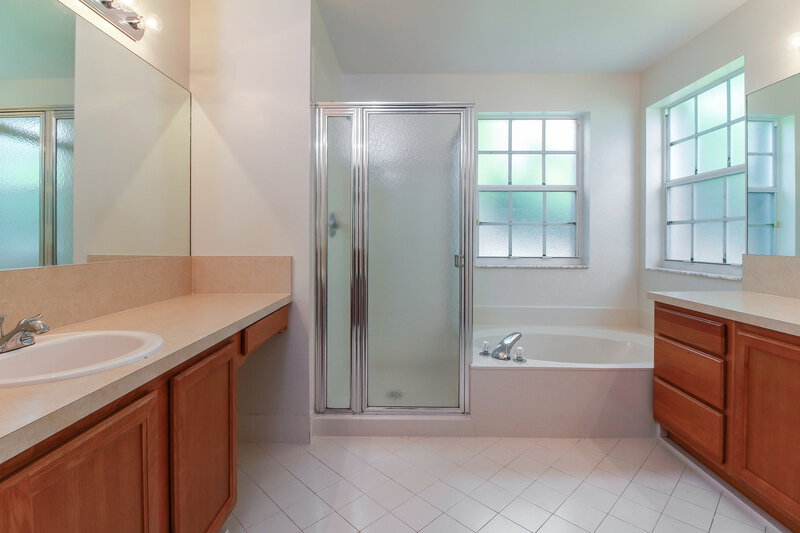 4,470/Mo, 6779 Columbia Ave Lake Worth, FL 33467 Master Bathroom View