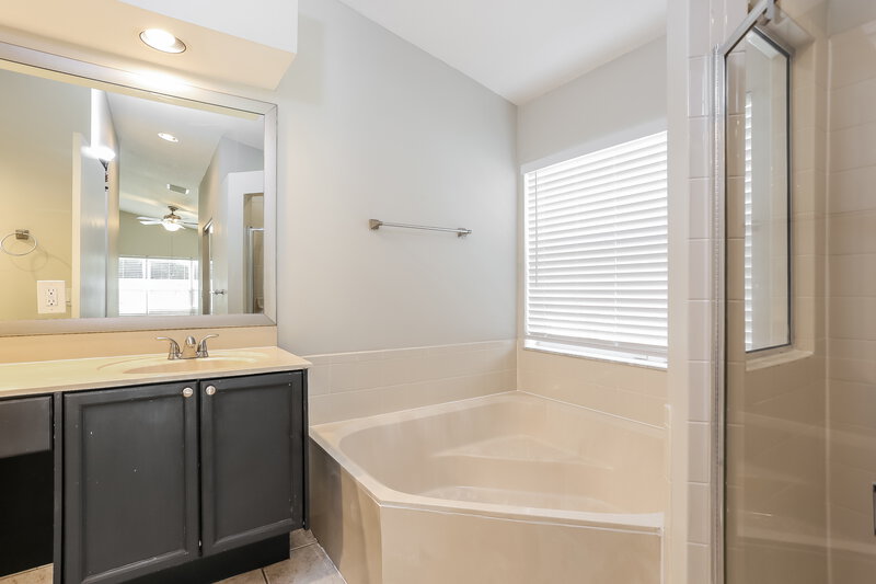 2,665/Mo, 5092 Victoria Cir West Palm Beach, FL 33409 Main Bathroom View