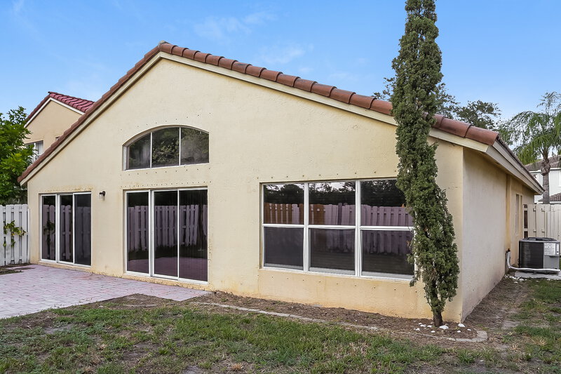 2,665/Mo, 5092 Victoria Cir West Palm Beach, FL 33409 Rear View 2