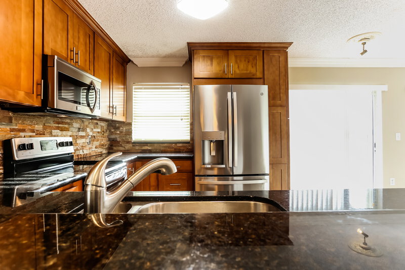 3,440/Mo, 848 NW 98th Ave Plantation, FL 33324 Kitchen View 2