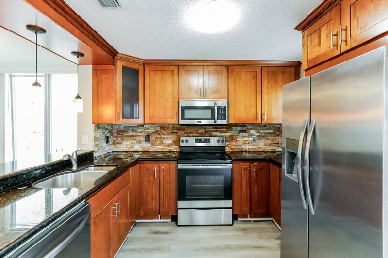 3,365/Mo, 848 NW 98th Ave Plantation, FL 33324 Kitchen View 2