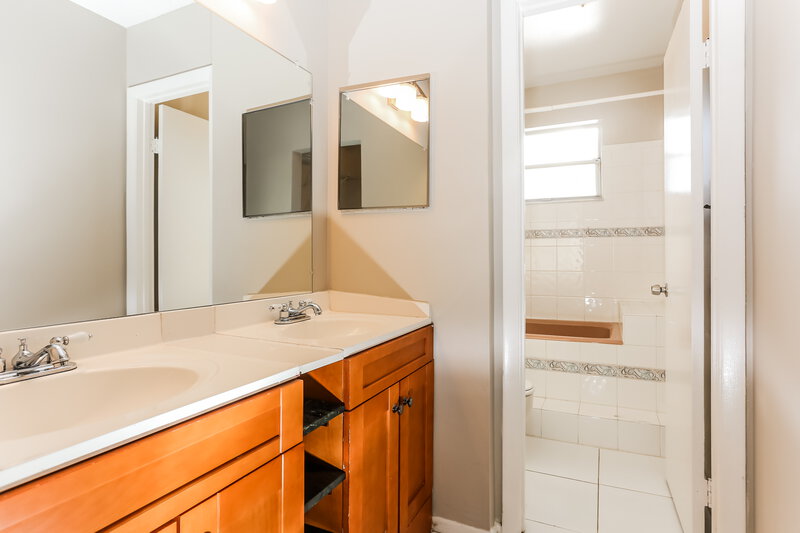 3,440/Mo, 848 NW 98th Ave Plantation, FL 33324 Main Bathroom View