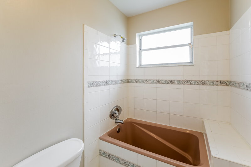 3,365/Mo, 848 NW 98th Ave Plantation, FL 33324 Main Bathroom View