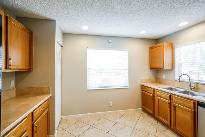2,795/Mo, 6204 Seminole Ter Margate, FL 33063 Kitchen View