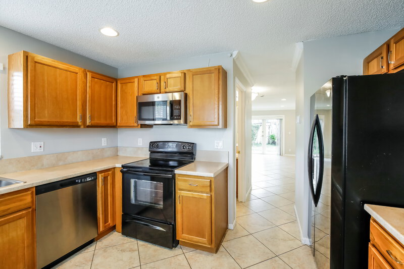 2,795/Mo, 6204 Seminole Ter Margate, FL 33063 Kitchen View 2