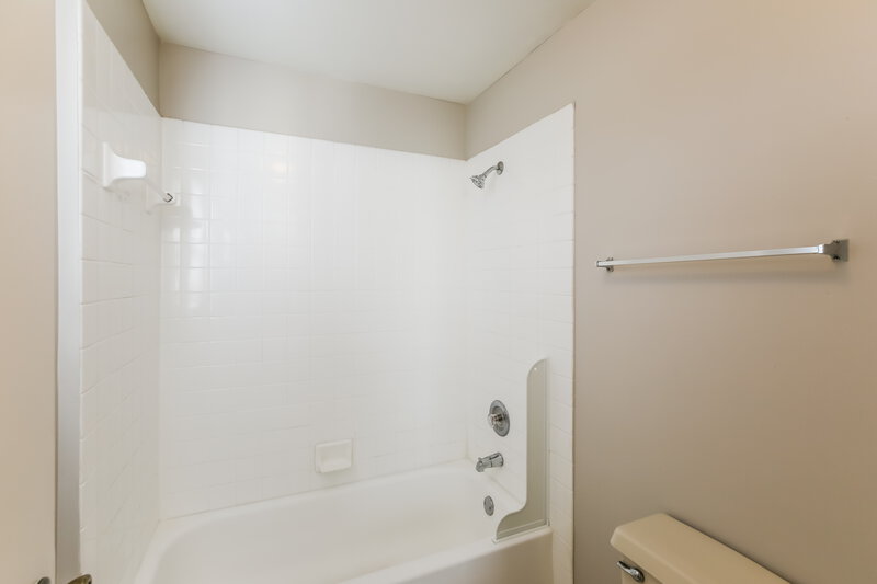 2,795/Mo, 6204 Seminole Ter Margate, FL 33063 Main Bathroom View